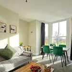 F2 Team Flat - 3 Separate Beds - Parking & 1gb Wifi Apartament *