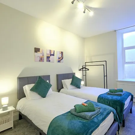 F2 Team Flat - 3 Separate Beds - Parking & 1gb Wifi