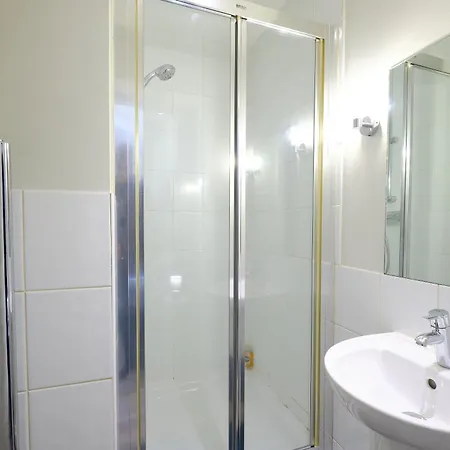 דירה F2 Team Flat - 3 Separate Beds - Parking & 1gb Wifi הרוגייט