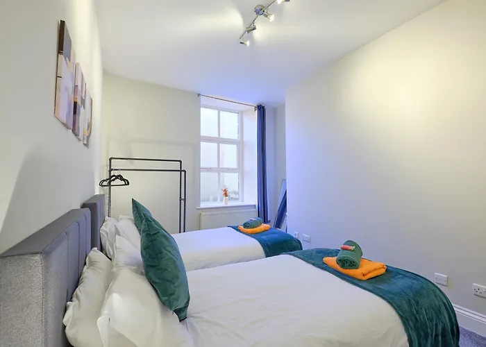 F2 Team Flat - 3 Separate Beds - Parking & 1gb Wifi הרוגייט