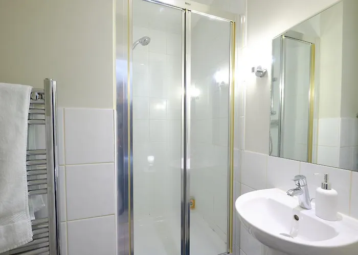דירה F2 Team Flat - 3 Separate Beds - Parking & 1gb Wifi הרוגייט