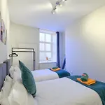 F2 Team Flat - 3 Separate Beds - Parking & 1gb Wifi Χαρογκέιτ