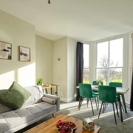 F2 Team Flat - 3 Separate Beds - Parking & 1gb Wifi アパート *