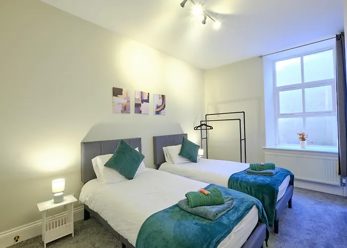 F2 Team Flat - 3 Separate Beds - Parking & 1gb Wifi